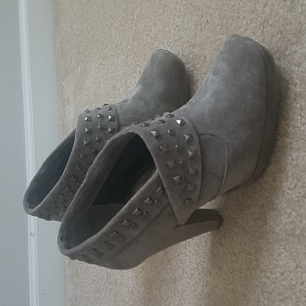 Kenneth Cole Reaction gray booties
